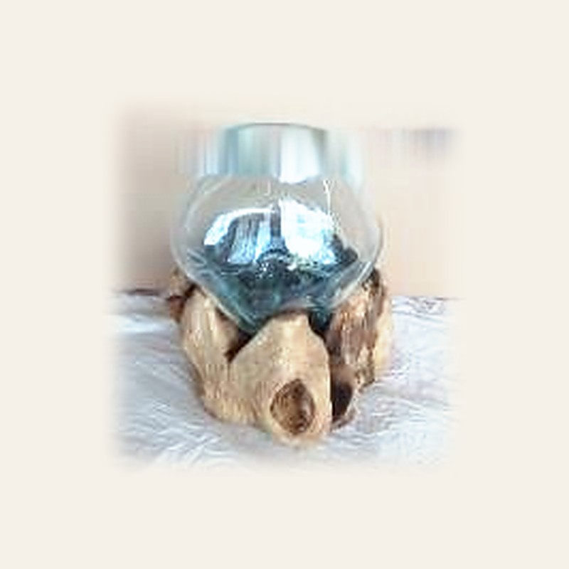 Bali driftwood üzerine üflenmiş cam kâse